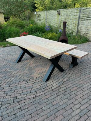 Tafel met stalen X-poot